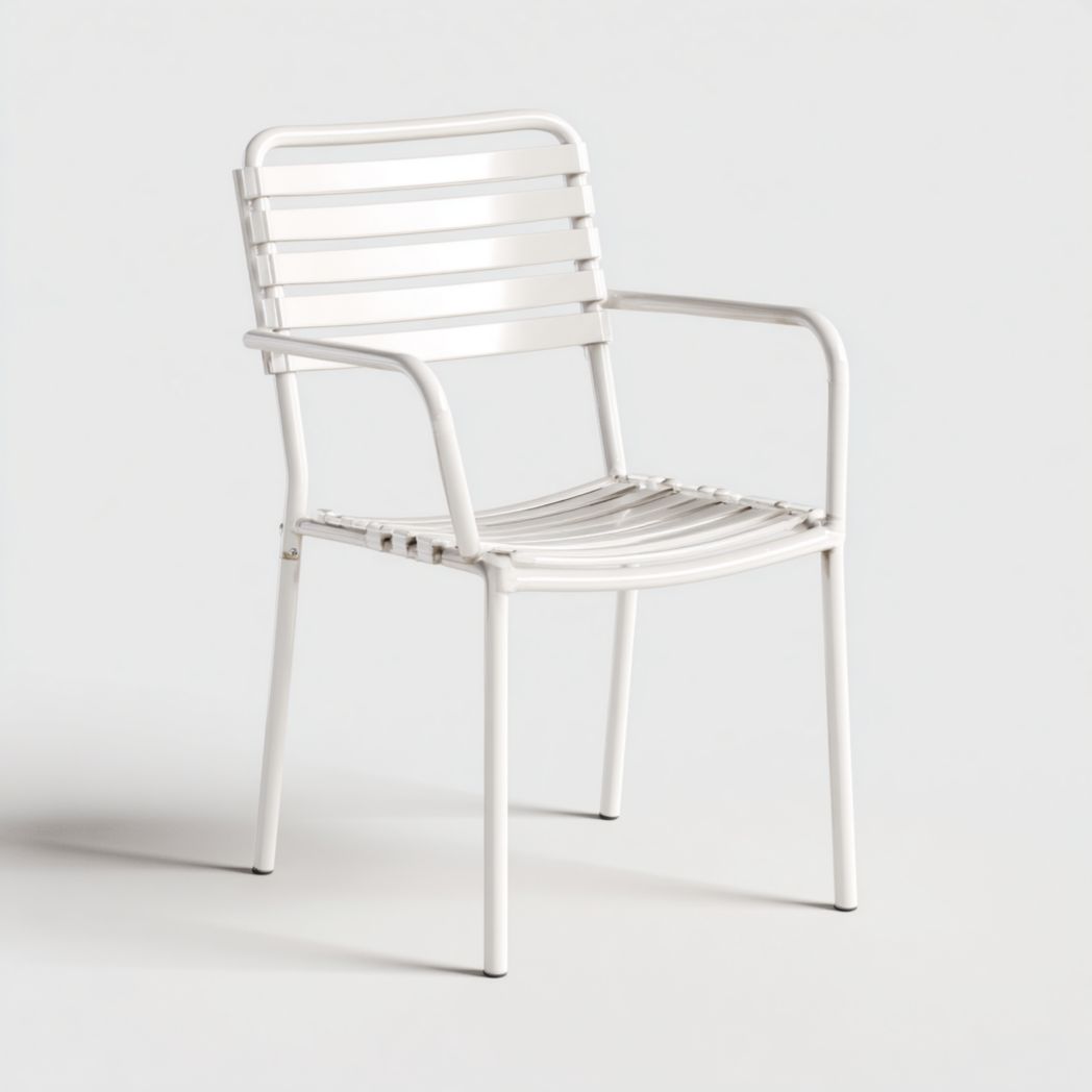 Chaise de jardin en métal blanc avec dossier à lattes et accoudoirs