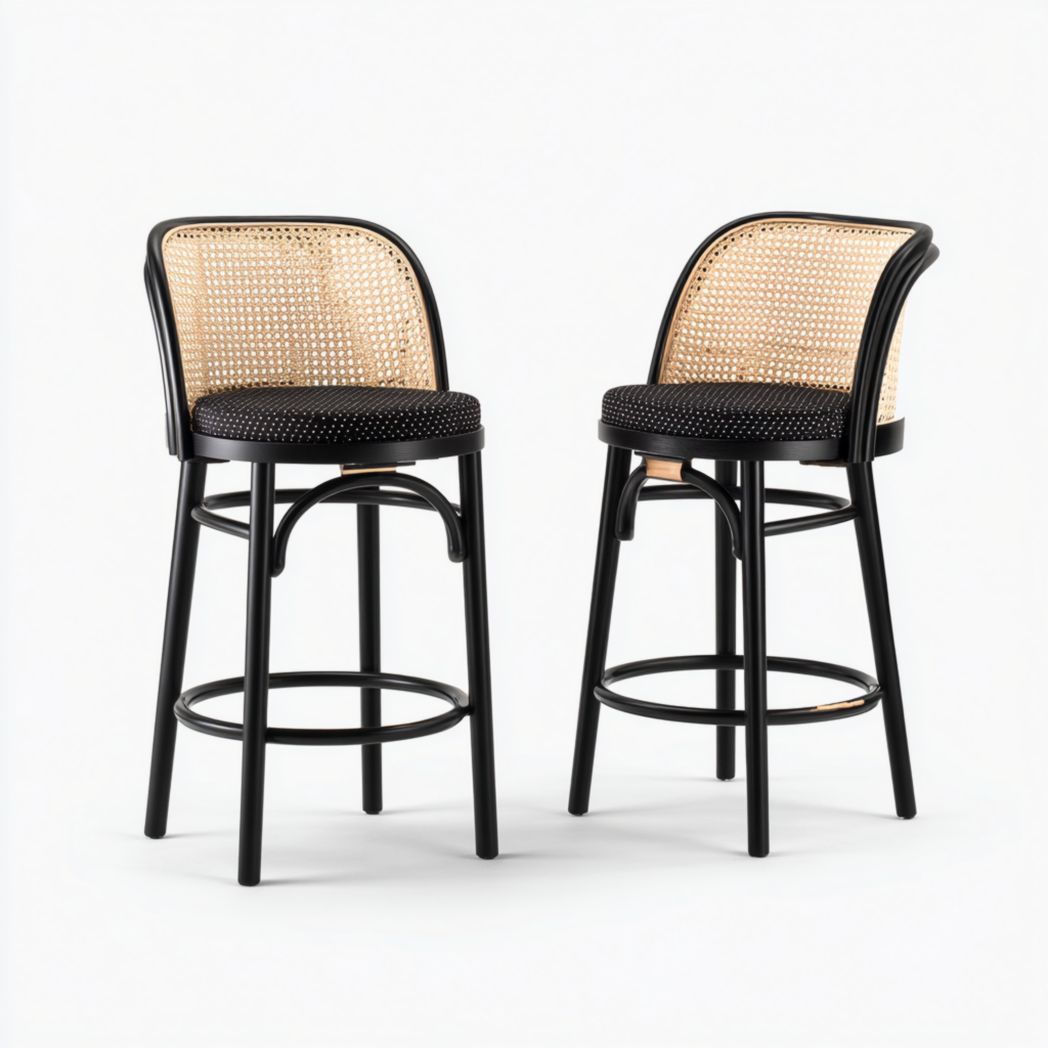 Lot de deux tabourets hauts avec cadre noir, dossier en rotin et assise ronde noire