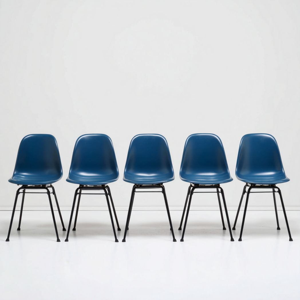 Lot de 5 chaises de salle à manger en plastique bleu avec pieds en métal noir