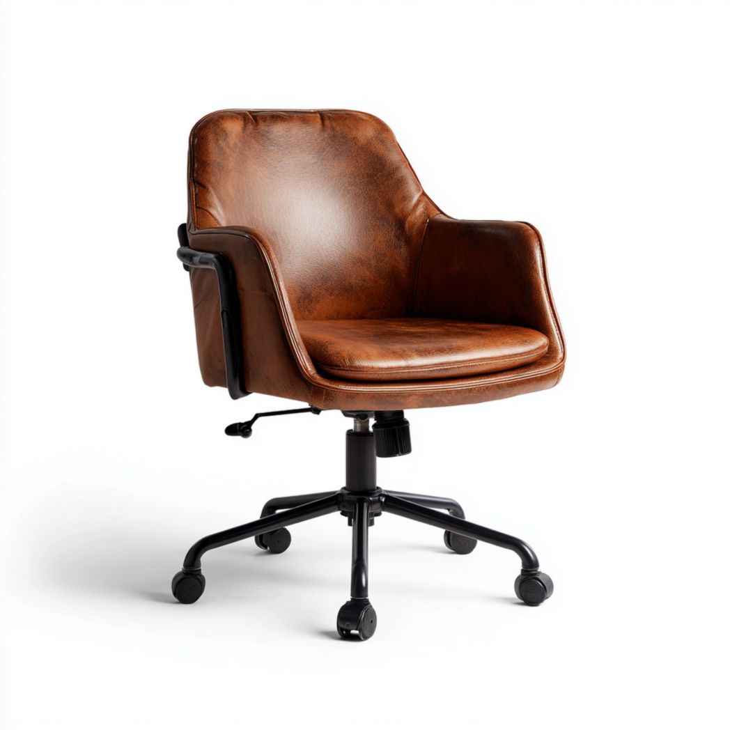 Chaise de bureau pivotante | assise et dossier en cuir brun · accoudoirs enveloppants · base noire à 5 roulettes