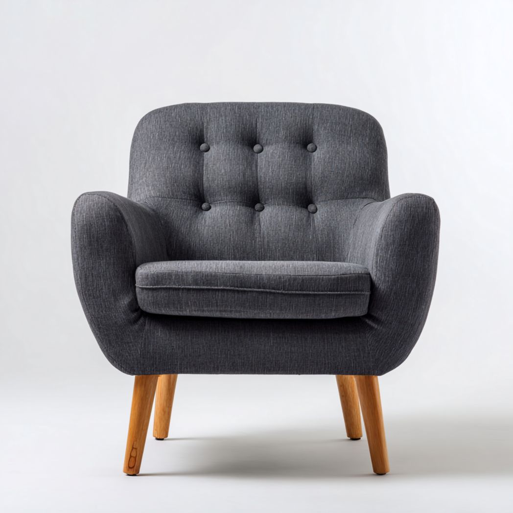 Fauteuil en tissu gris avec accoudoirs, pieds en bois et dossier capitonné