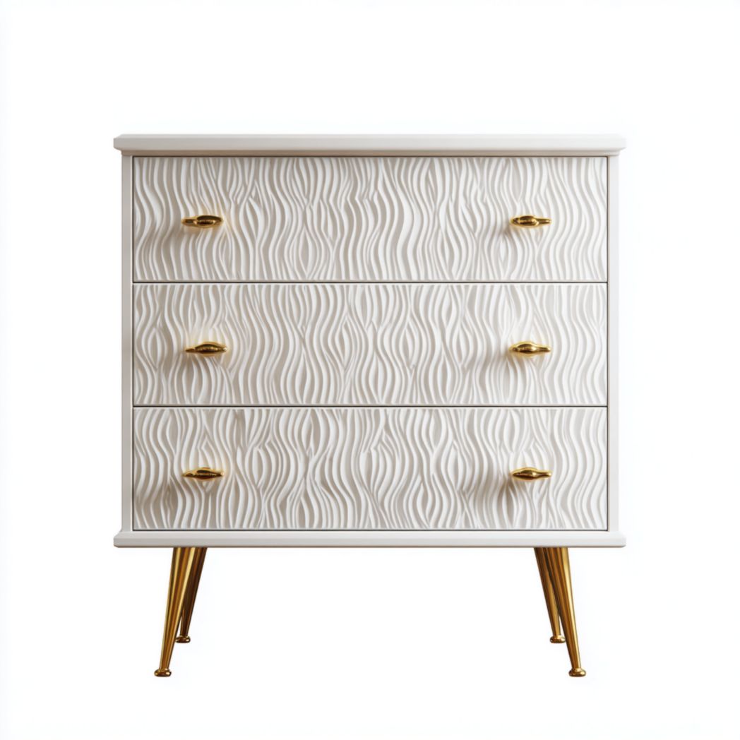 Commode 3 tiroirs | façades blanches à relief ondulé | poignées métalliques dorées | pieds inclinés en métal doré