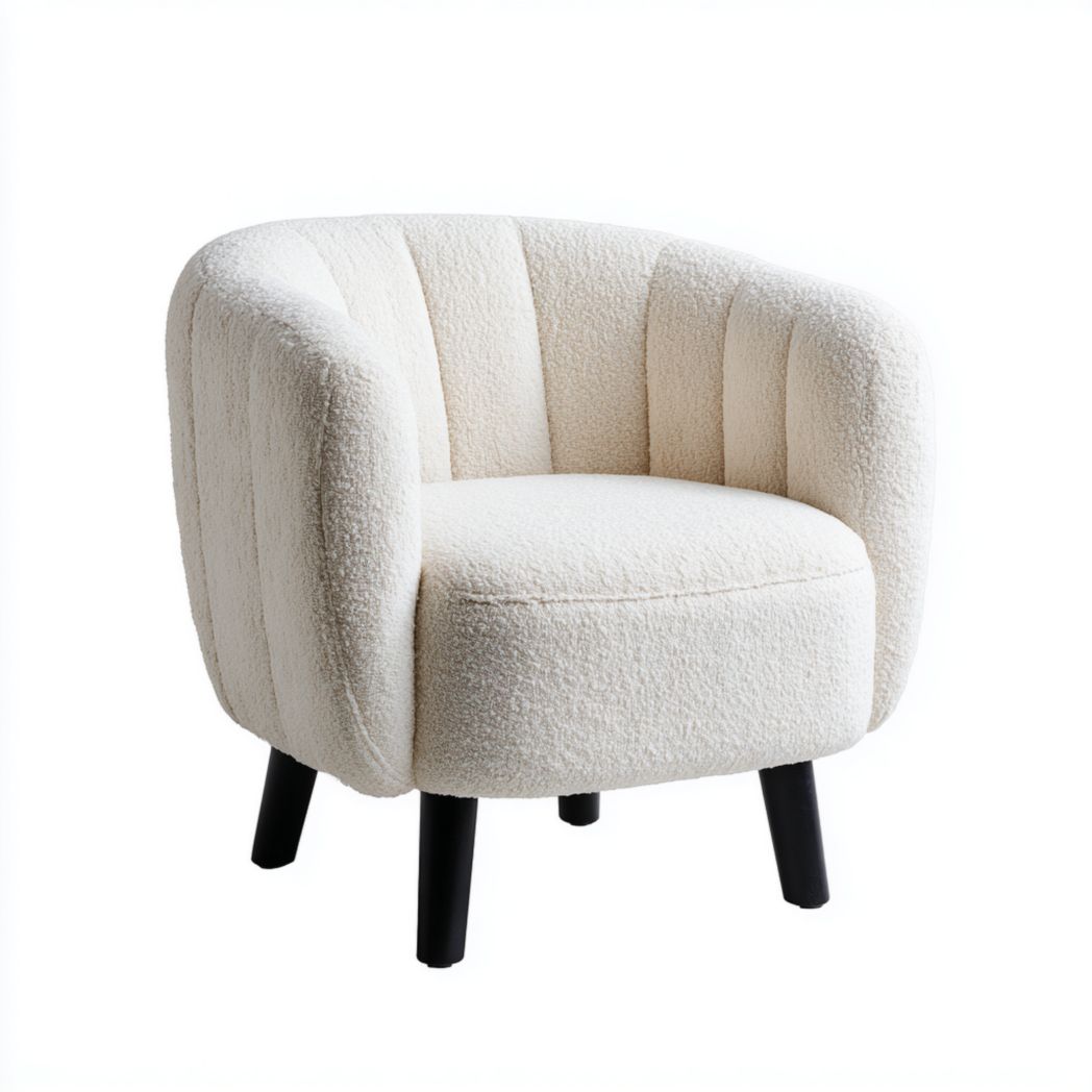 Fauteuil en tissu blanc cassé avec dossier en forme de tonneau et pieds noirs