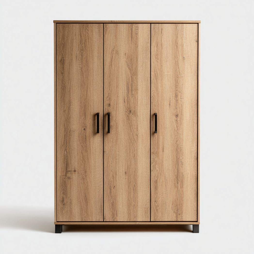 Armoire en bois chêne clair à trois portes avec poignées noires