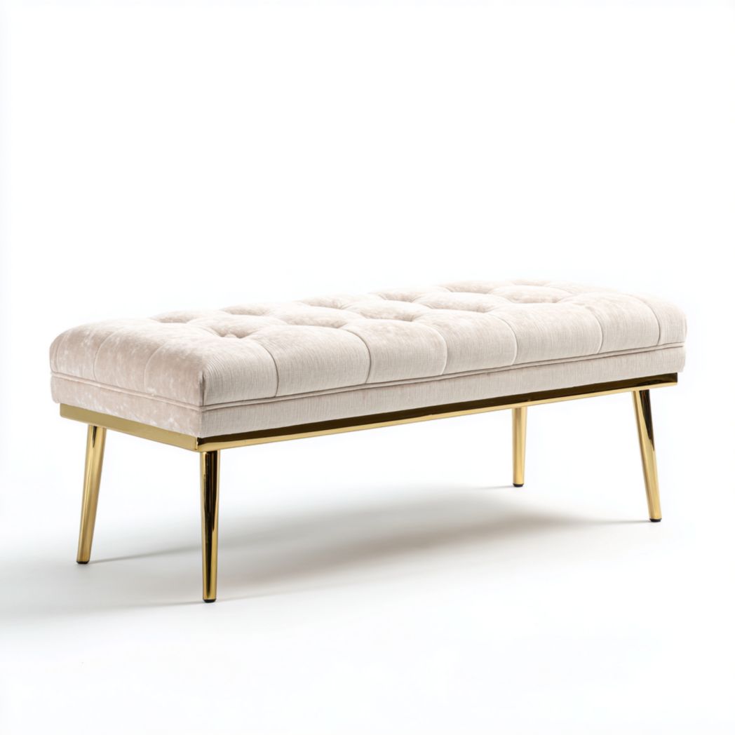 Banc rectangulaire en tissu beige clair avec pieds métalliques dorés et assise capitonnée