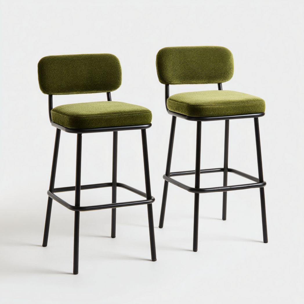 Lot de deux tabourets hauts avec dossier en tissu vert et pieds en métal noir