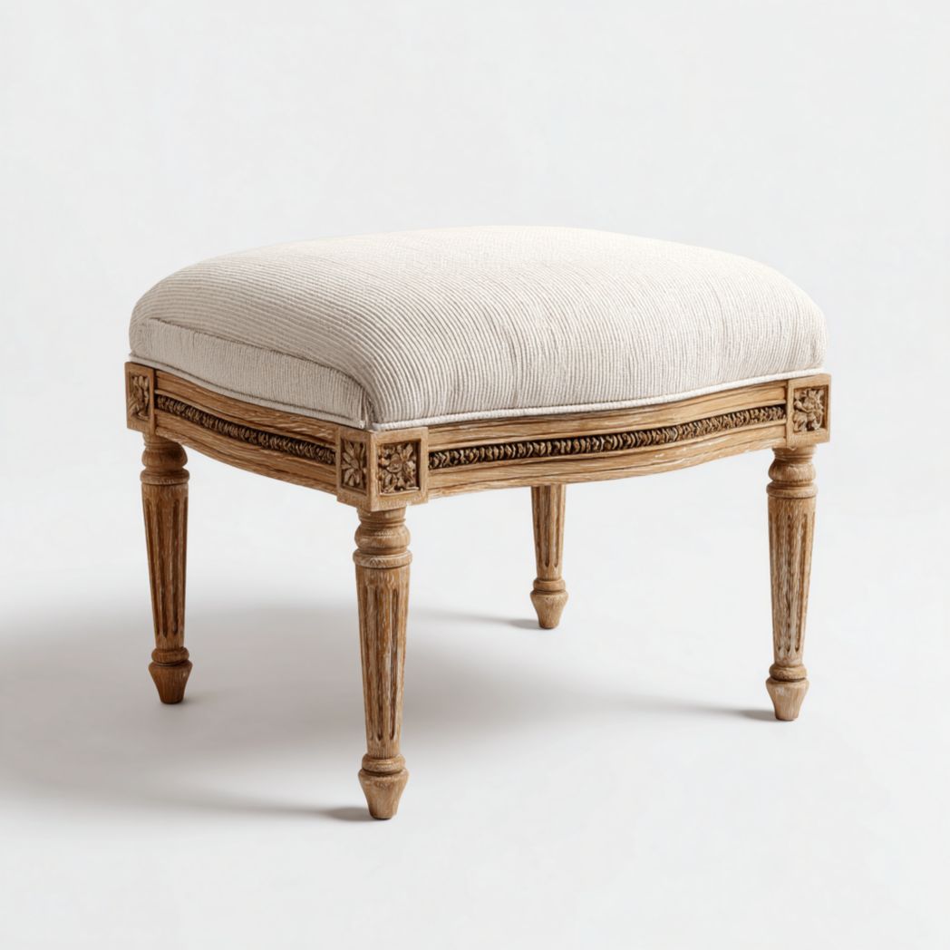 Tabouret carré en bois sculpté avec assise rembourrée beige