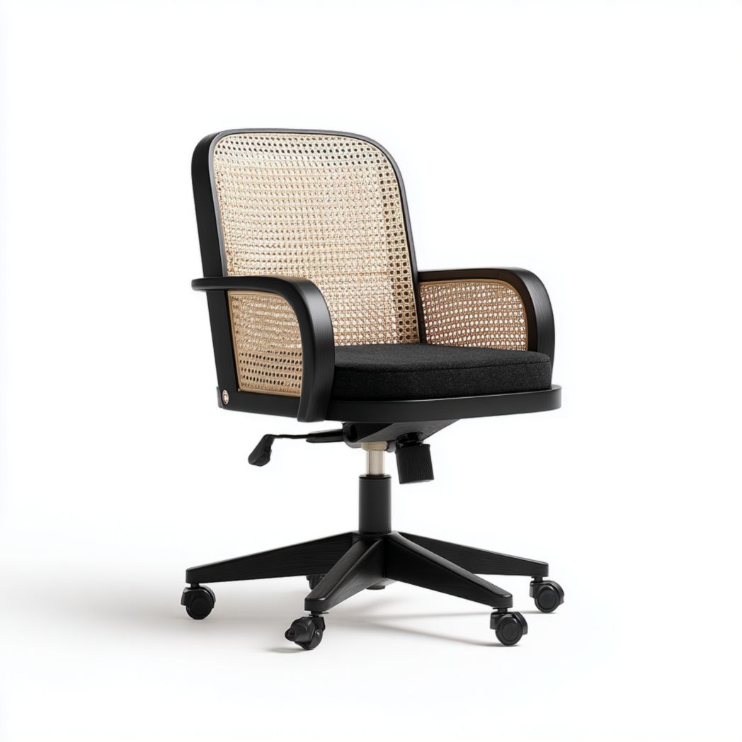 Chaise de bureau pivotante | assise noire · dossier et accoudoirs en rotin · base à 5 roulettes