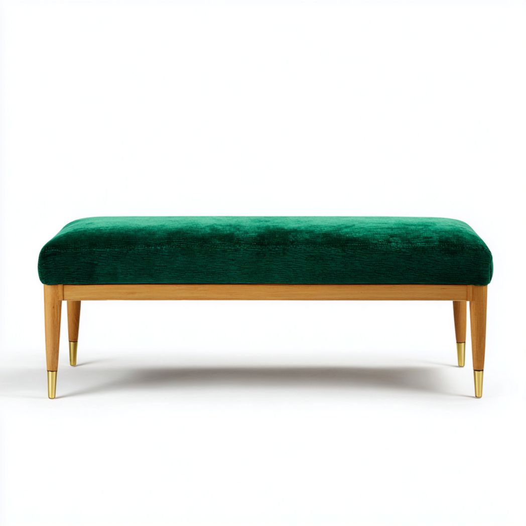 Banc rectangulaire en tissu vert avec pieds en bois et embouts métalliques