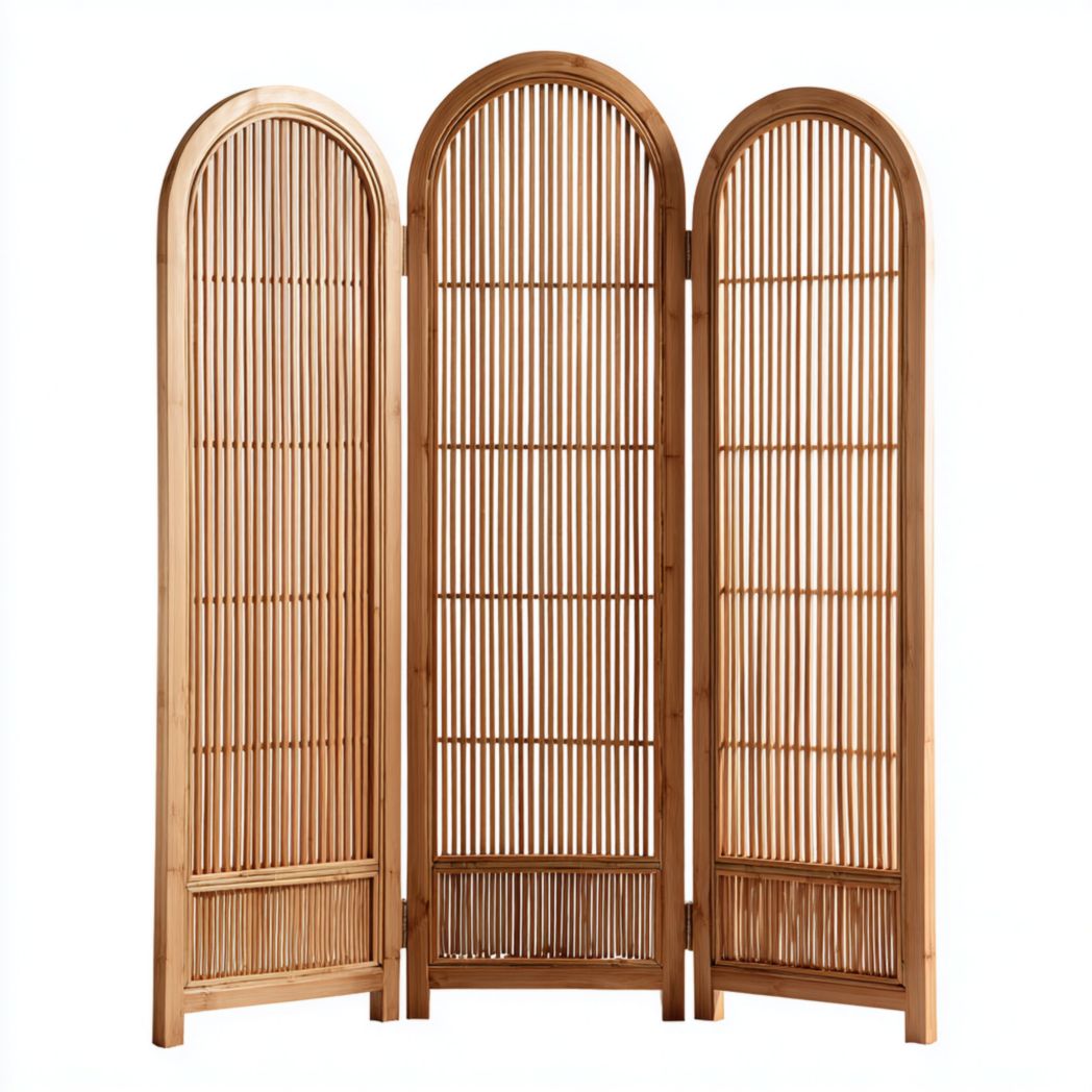 Paravent pliant trois panneaux bois clair avec structure arquée à lattes verticales