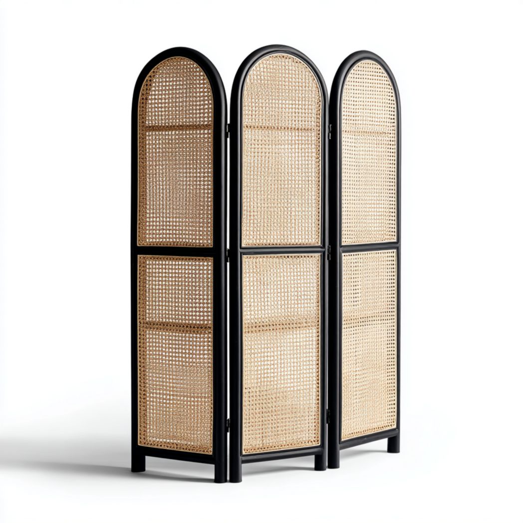 Paravent pliant trois panneaux cadre bois noir avec panneaux en rotin cintrés