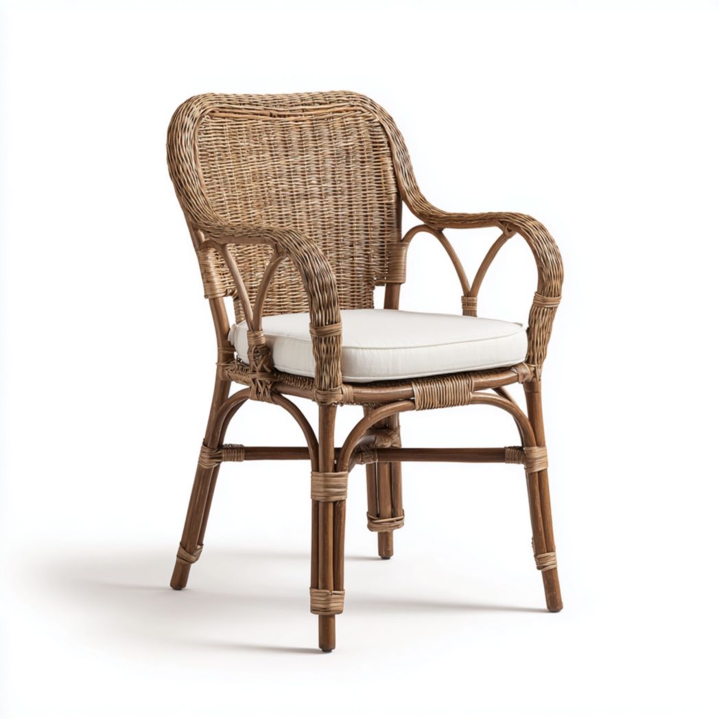 Fauteuil de jardin en rotin brun avec coussin blanc