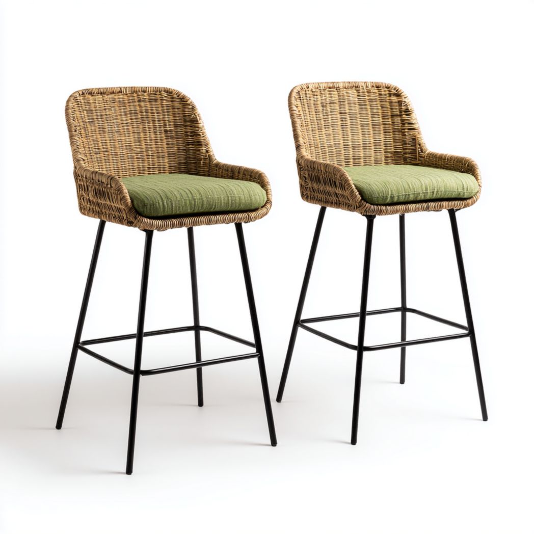 Deux tabourets hauts en rotin avec assise verte et piètement en métal noir