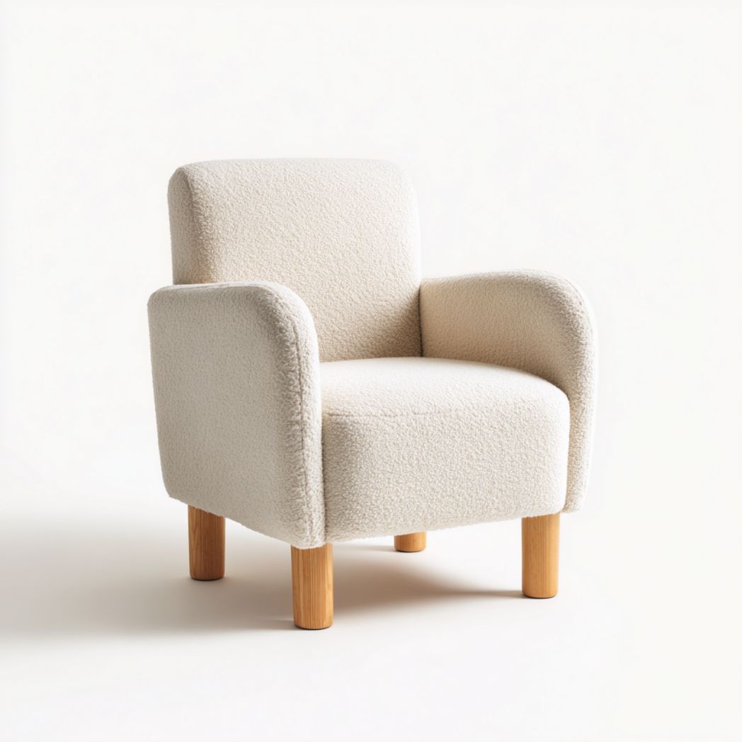 Fauteuil bouclé écru à accoudoirs arrondis, pieds cylindriques en bois