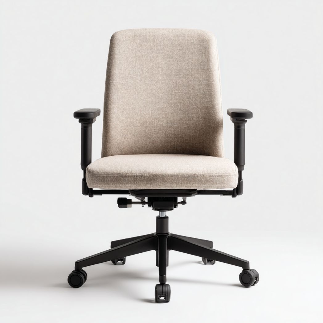 Chaise de bureau pivotante | dossier et assise en tissu beige · accoudoirs métalliques noirs · base à 5 roulettes