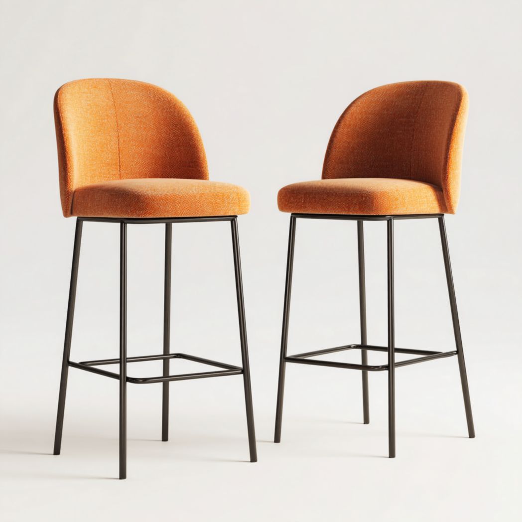 Lot de deux tabourets hauts avec dossier en tissu orange et pieds en métal noir