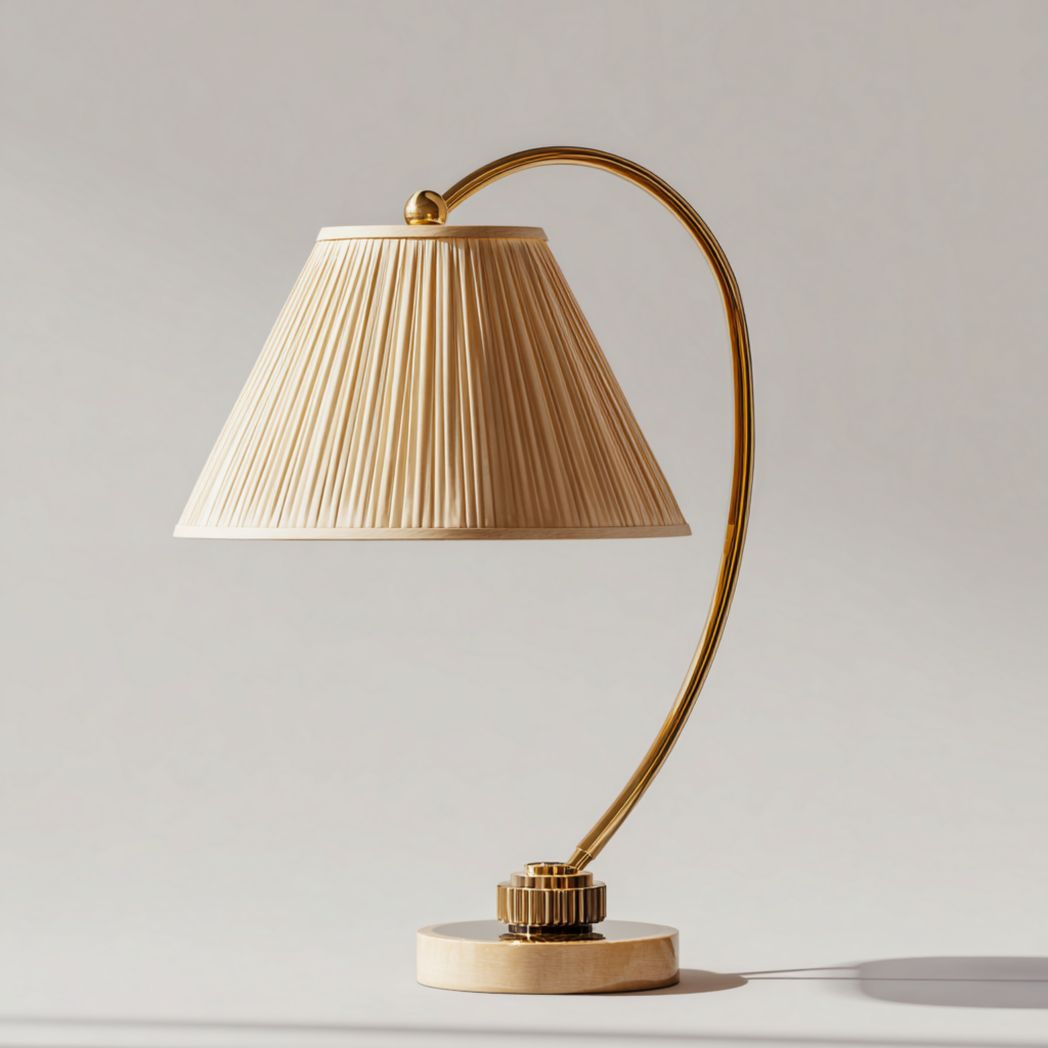 Lampe de table avec bras courbé en métal doré et abat-jour plissé beige