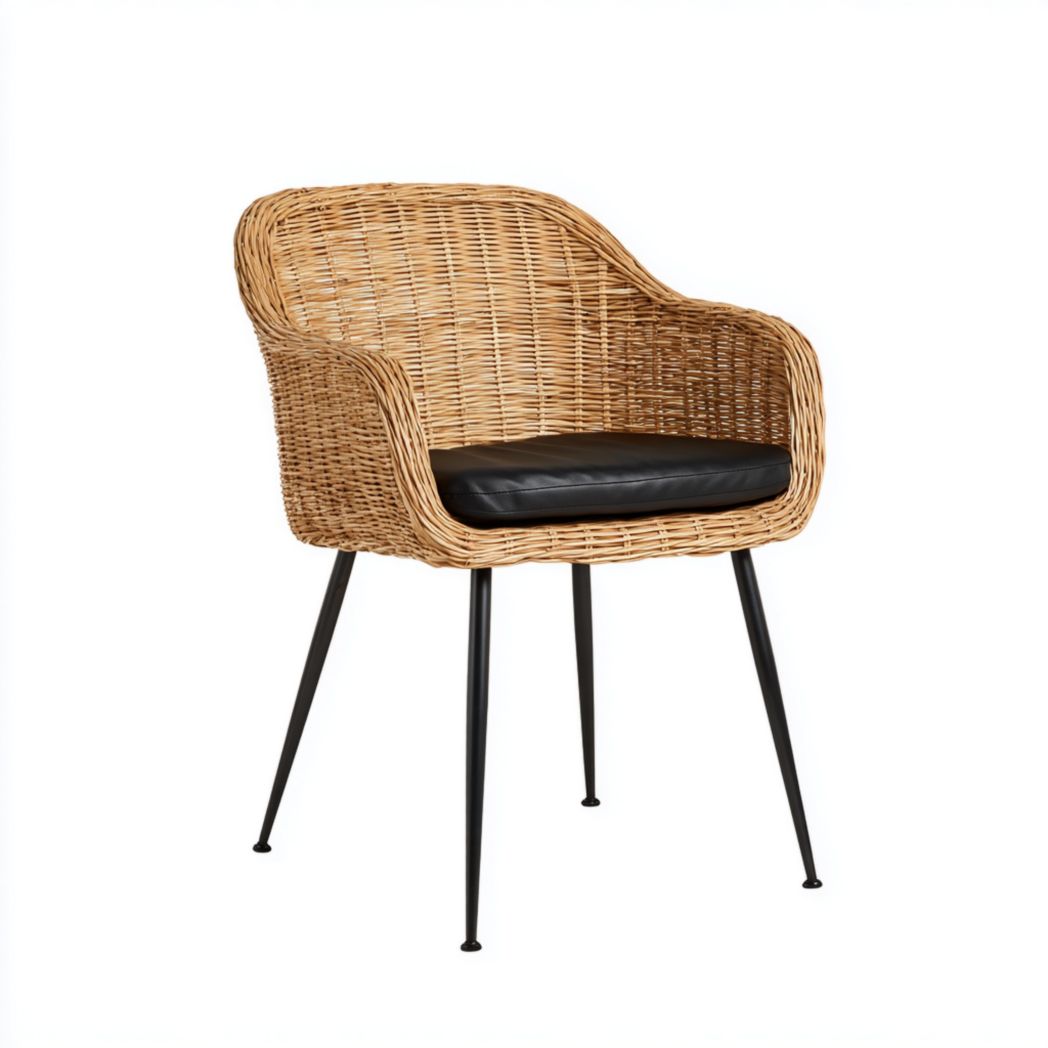 Chaise de jardin en rotin avec accoudoirs, pieds en métal noir et coussin