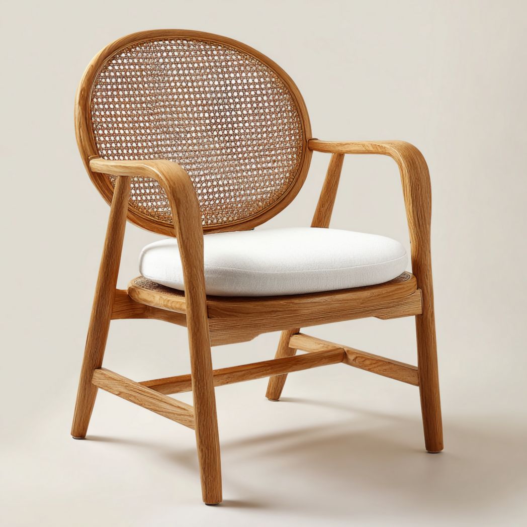 Fauteuil en bois massif avec dossier rond en rotin et coussin blanc