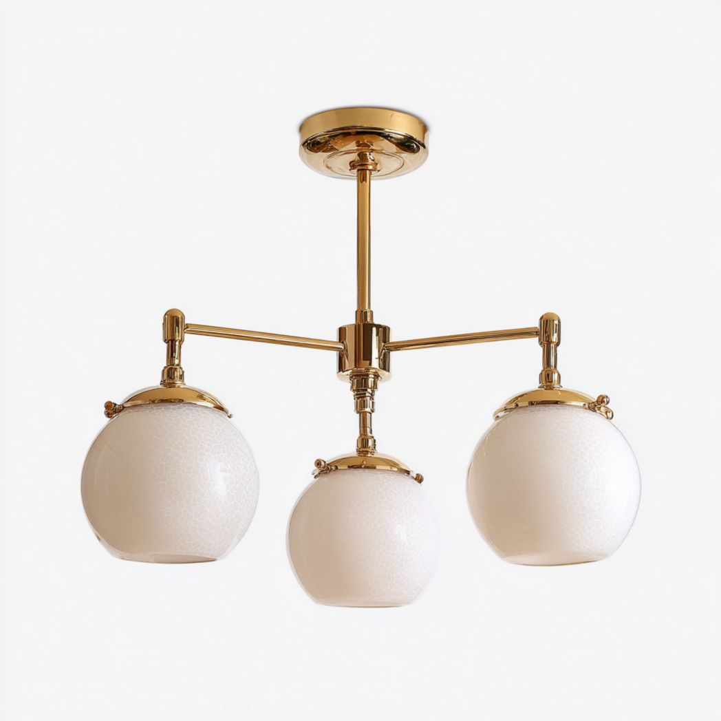 Plafonnier à trois globes en verre et métal doré
