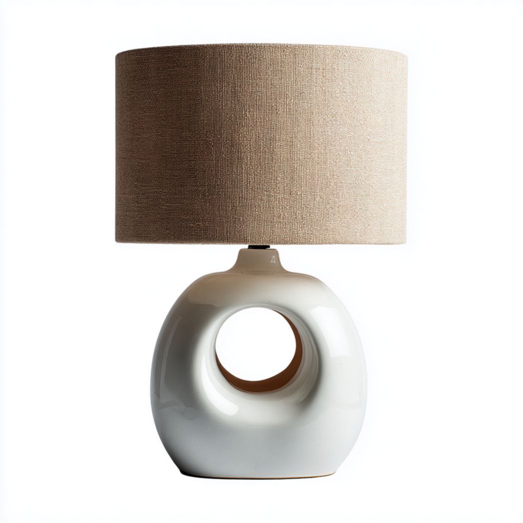 Lampe de table en céramique blanche ajourée avec abat-jour cylindrique brun