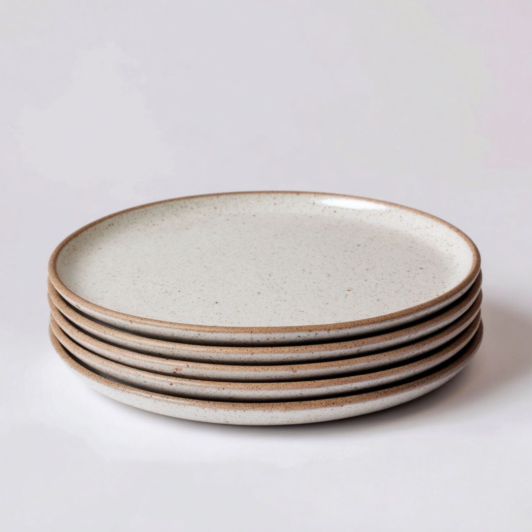 Lot de 5 assiettes en céramique blanc cassé (rondes à bord brun avec motif moucheté)