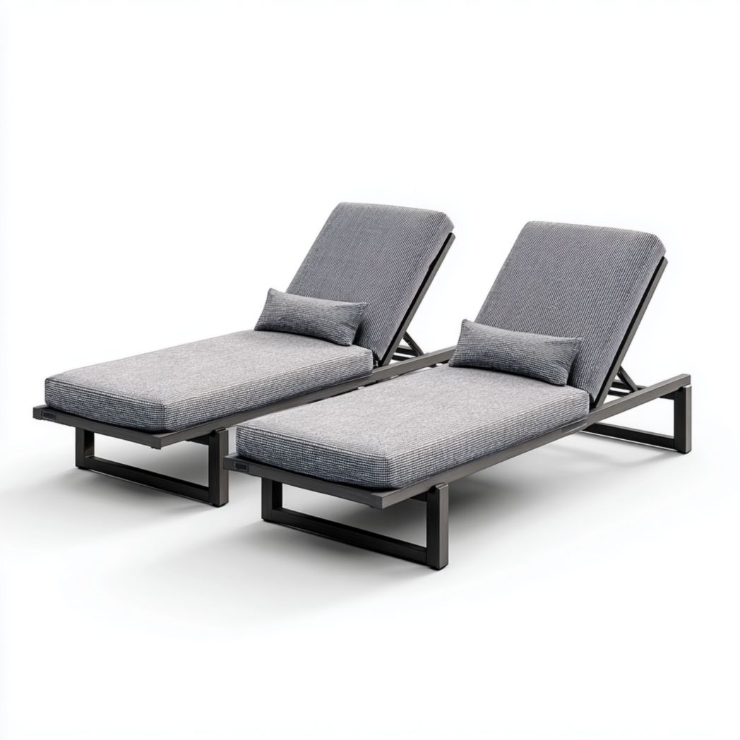 Lot de deux chaises longues en métal noir avec coussins et petits oreillers gris