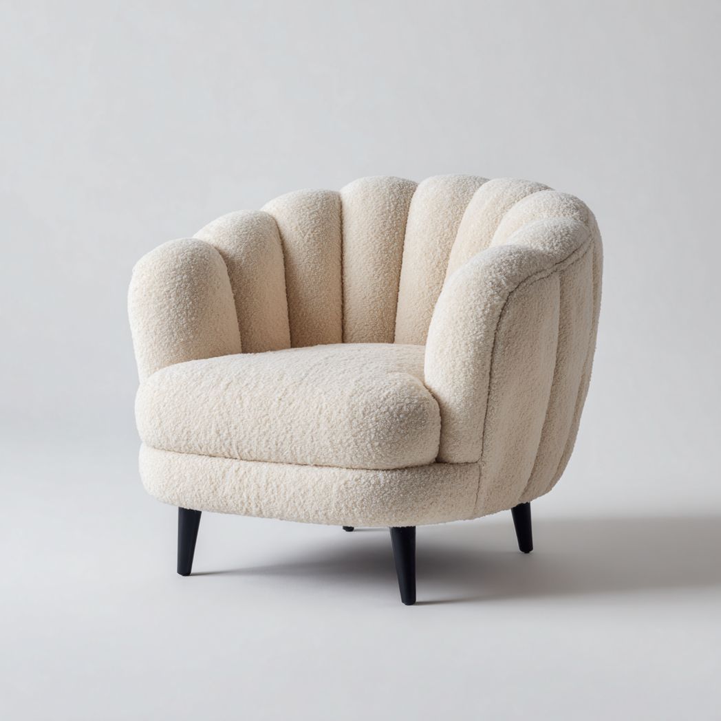 Fauteuil en cuir d'agneau blanc cassé avec dossier en forme de coquille et pieds en bois noir