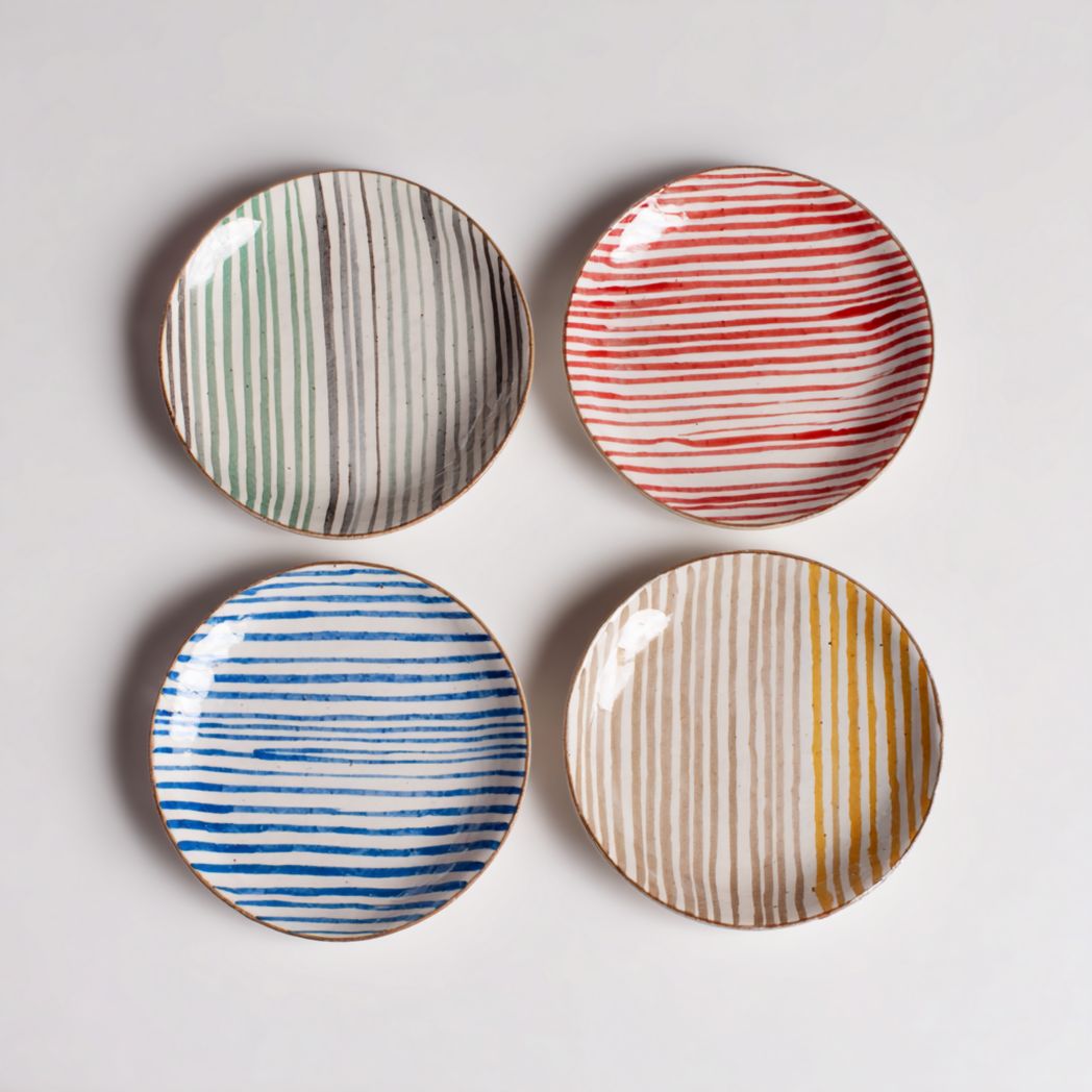 Lot de 4 assiettes en céramique à rayures multicolores (rondes en ensemble de quatre)