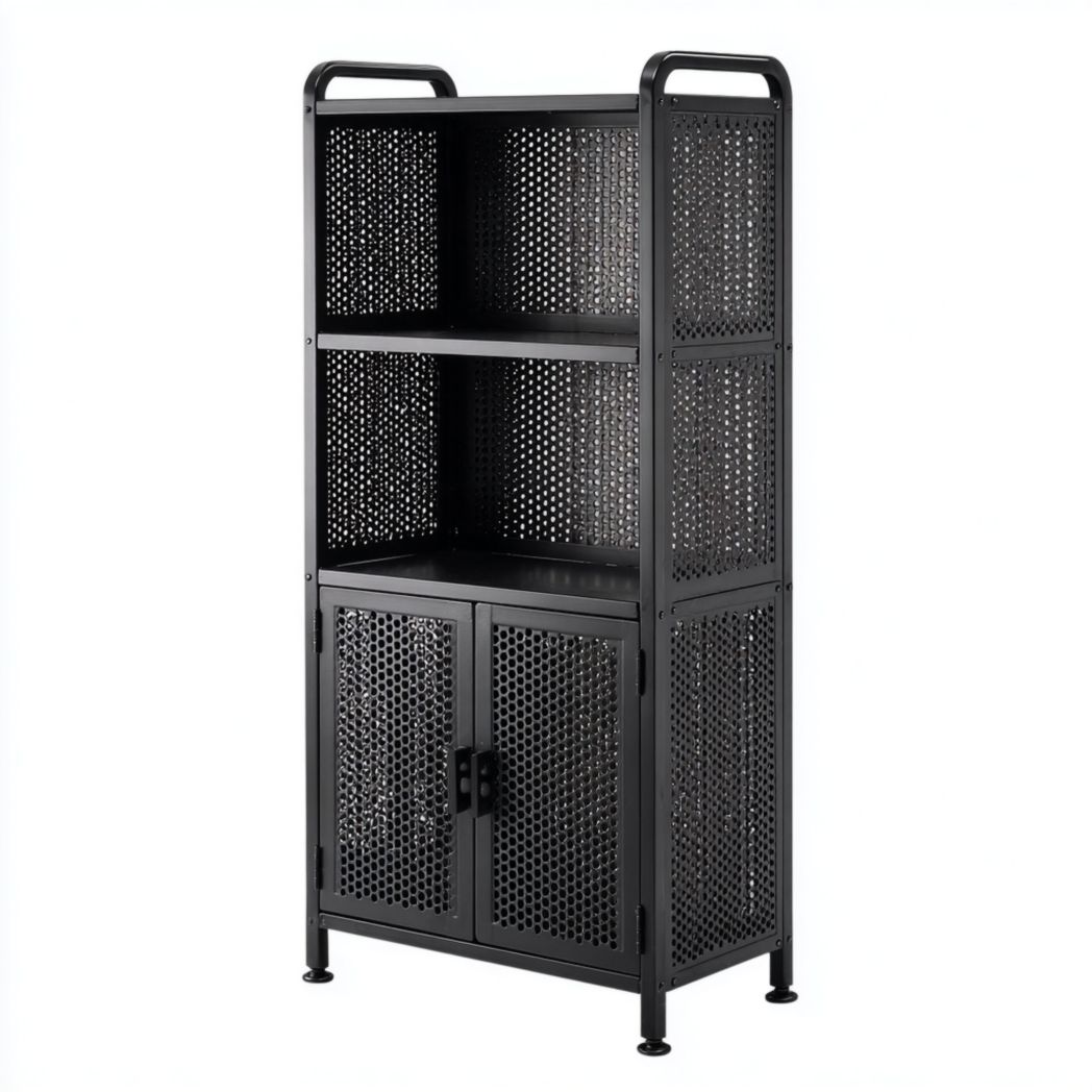 Bibliothèque en métal noir avec panneaux ajourés et portes battantes