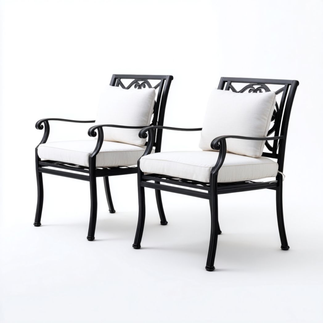 Deux chaises de jardin en métal noir avec coussins d'assise et de dossier en tissu blanc