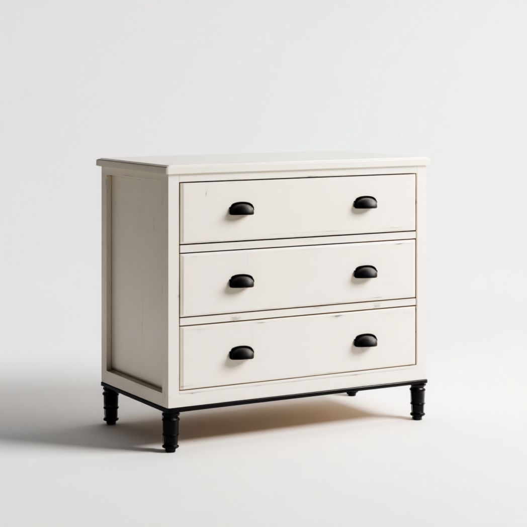 Commode blanche à trois tiroirs avec pieds et poignées en métal noir