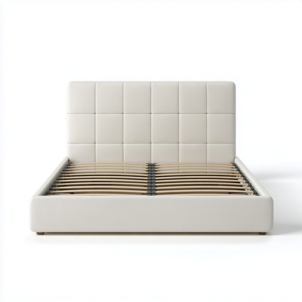 Cadre de lit en similicuir blanc cassé avec tête de lit rembourrée à carreaux et lattes en bois marron clair