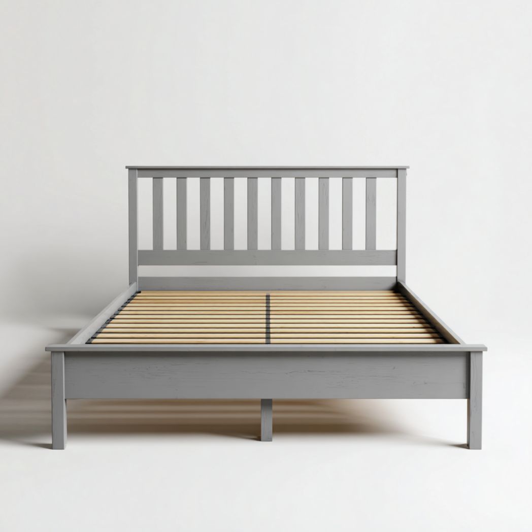 Cadre de lit gris avec tête de lit à barreaux et lattes marron clair
