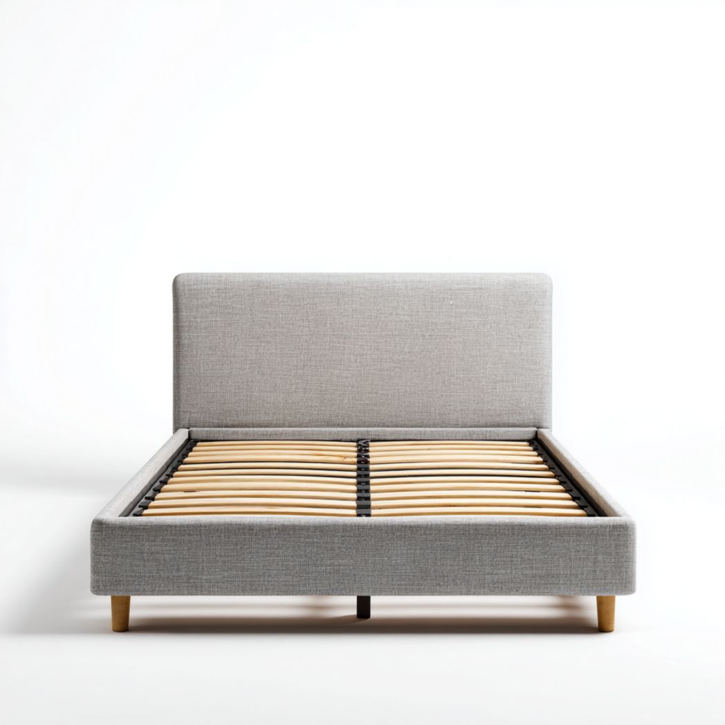 Cadre de lit en tissu gris clair avec tête de lit rectangulaire rembourrée et lattes en bois marron clair