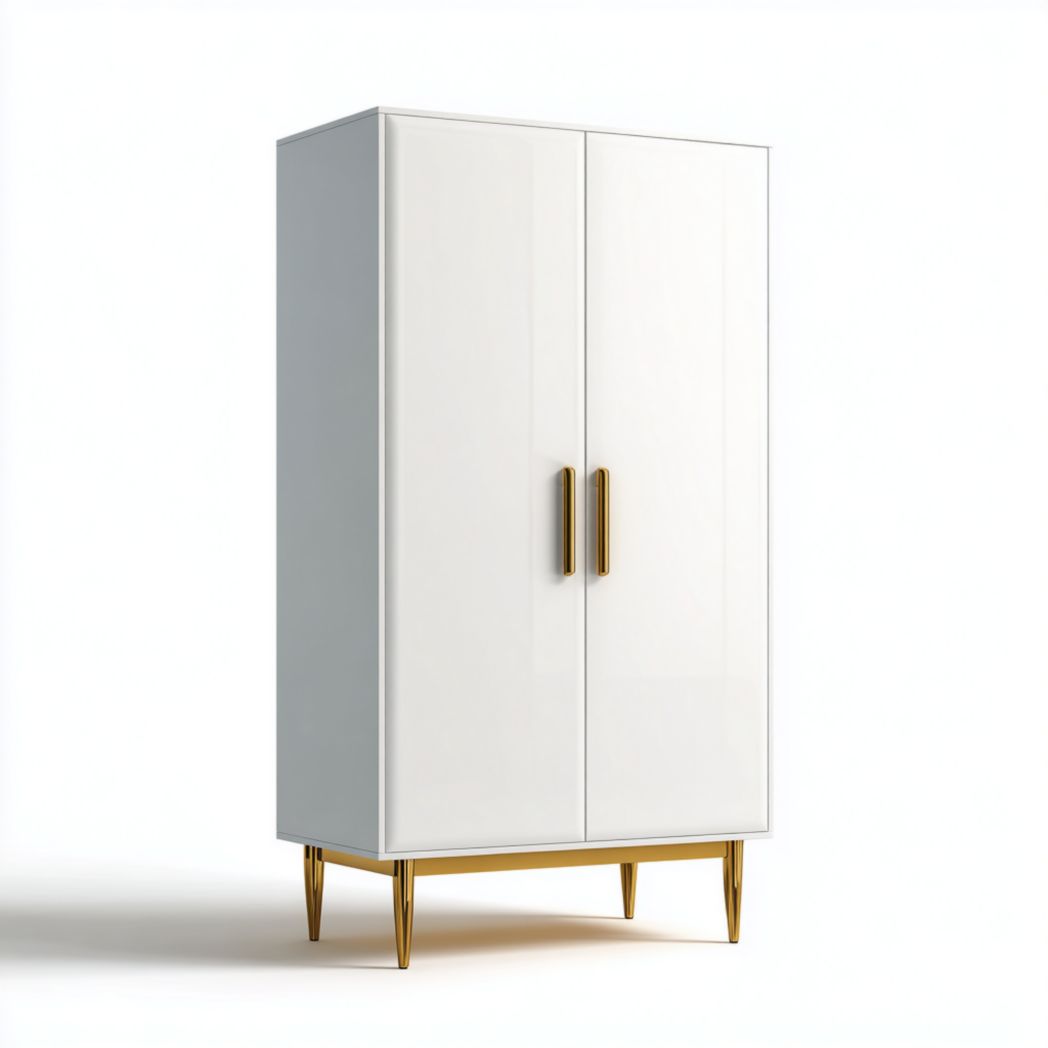 Armoire blanche brillante à deux portes avec poignées et pieds métalliques dorés