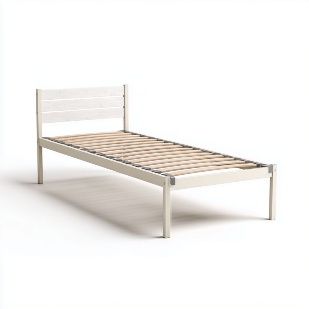 Lit simple blanc cassé avec tête de lit blanche et lattes marron clair, sans matelas