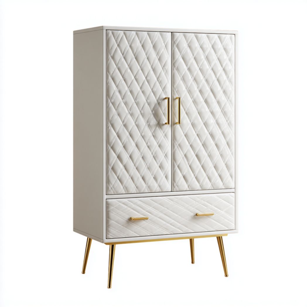Armoire blanche à deux portes avec revêtement à motif losange et pieds métalliques dorés