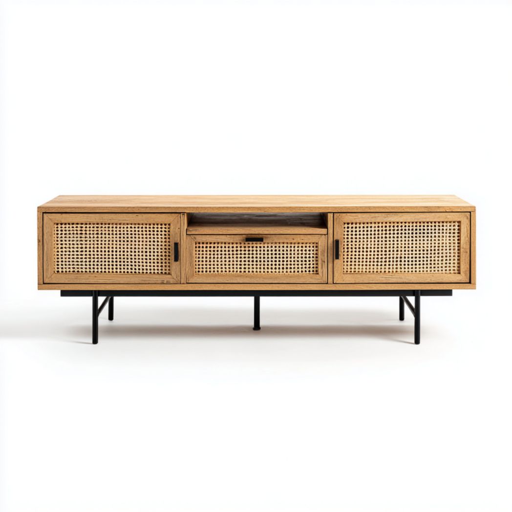 Meuble TV long marron clair avec structure en métal, panneaux de porte en rotin et poignées en métal noir