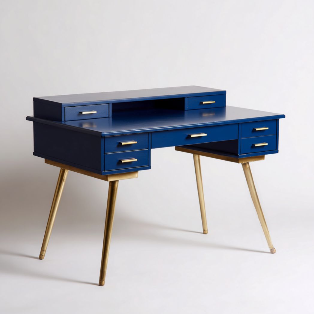 Bureau rectangulaire en bois bleu foncé avec pieds et poignées en métal doré