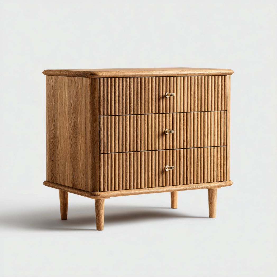 Commode en bois marron à trois tiroirs avec façades cannelées et poignées en métal doré
