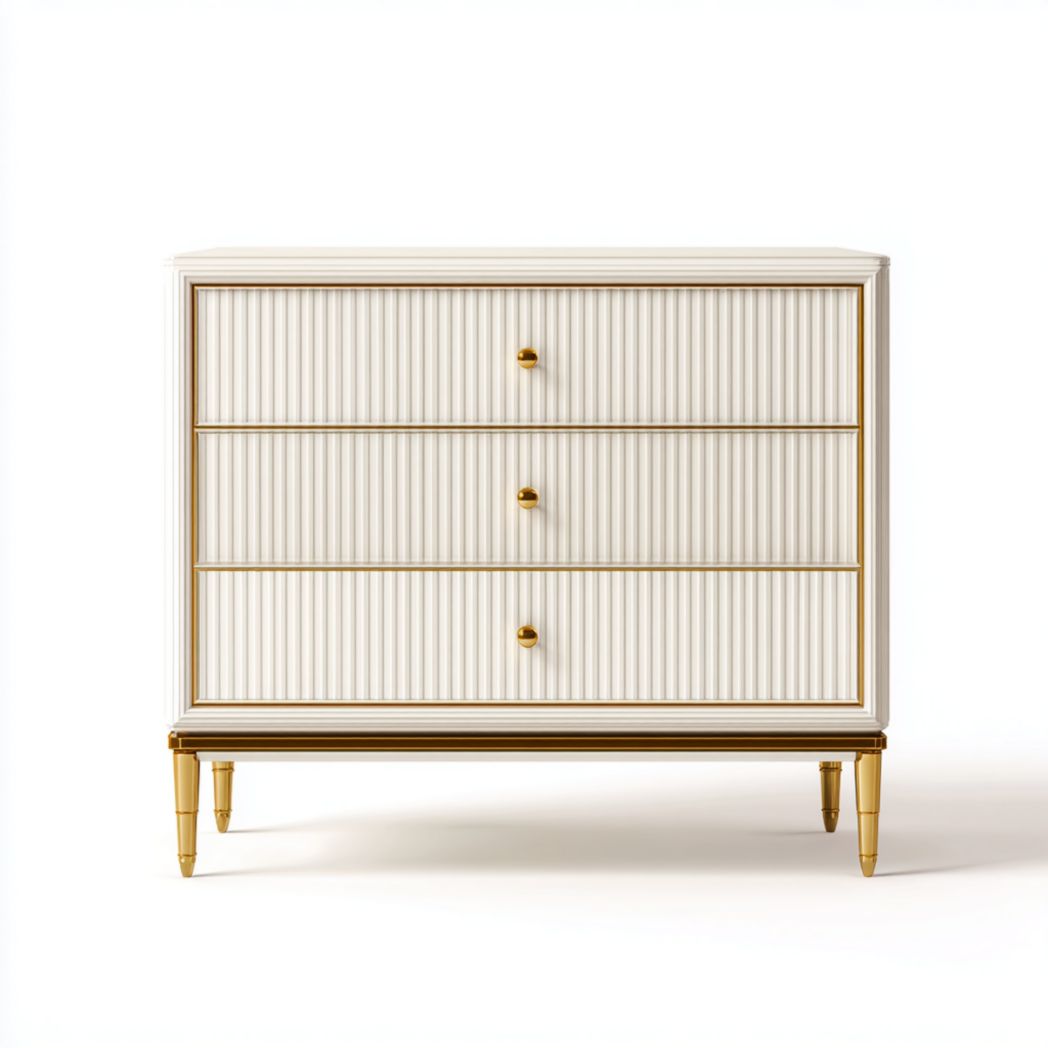 Commode blanche à trois tiroirs avec rainures verticales et pieds dorés