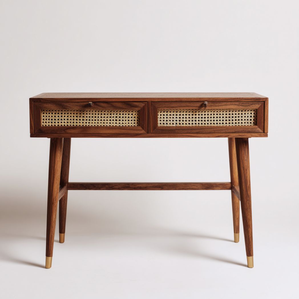 Bureau rectangulaire en bois massif brun foncé avec deux tiroirs en rotin et pieds coniques ornés de métal doré