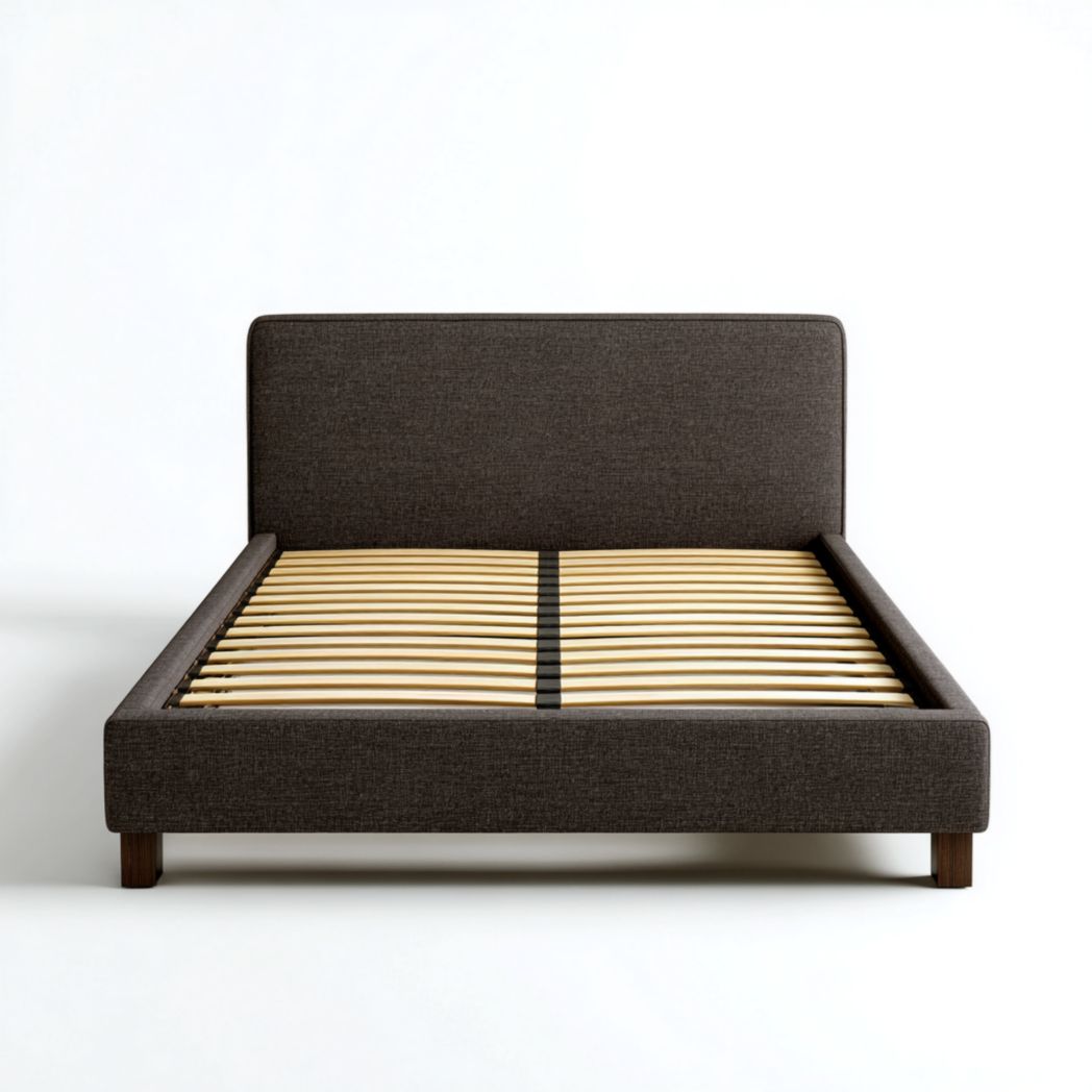 Cadre de lit brun foncé avec tête de lit rembourrée en tissu et lattes marron clair