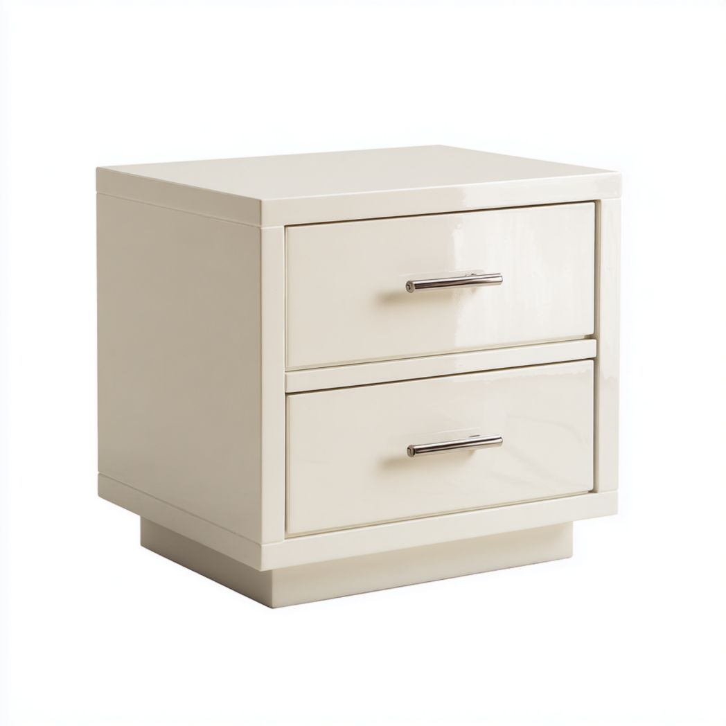 Table de chevet carrée en bois beige clair avec deux tiroirs et poignées métalliques argentées