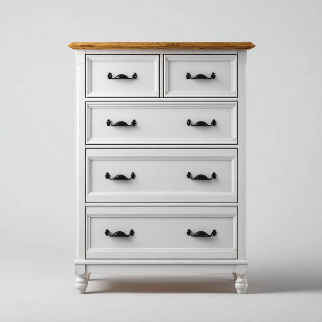 Commode blanche à cinq tiroirs avec plateau brun clair et poignées noires en métal