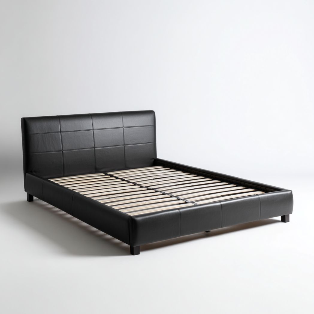 Cadre de lit noir avec tête de lit rembourrée en similicuir et lattes marron clair