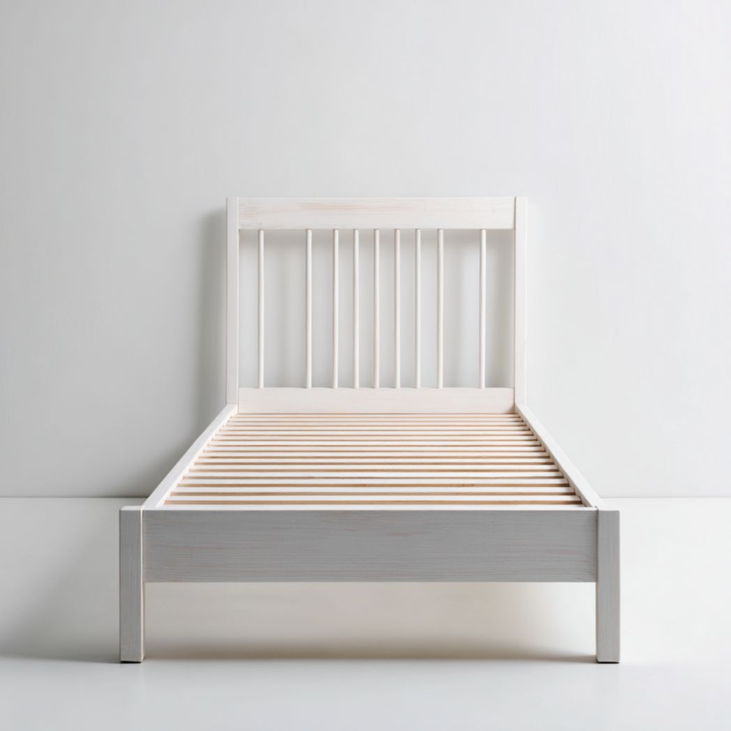 Lit simple en bois massif blanc clair avec tête de lit à barreaux verticaux, sans matelas