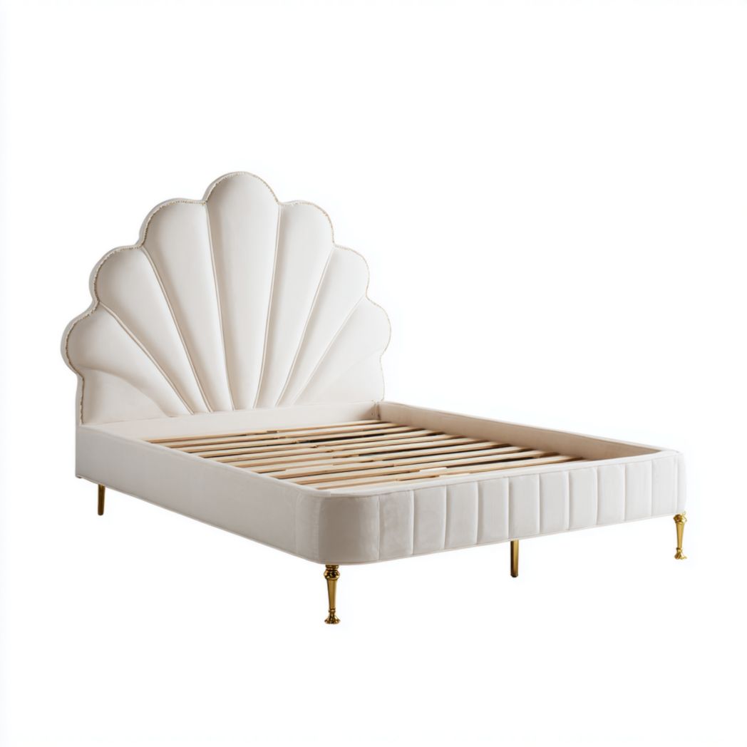 Cadre de lit en velours ivoire avec tête de lit en forme d’éventail et pieds dorés