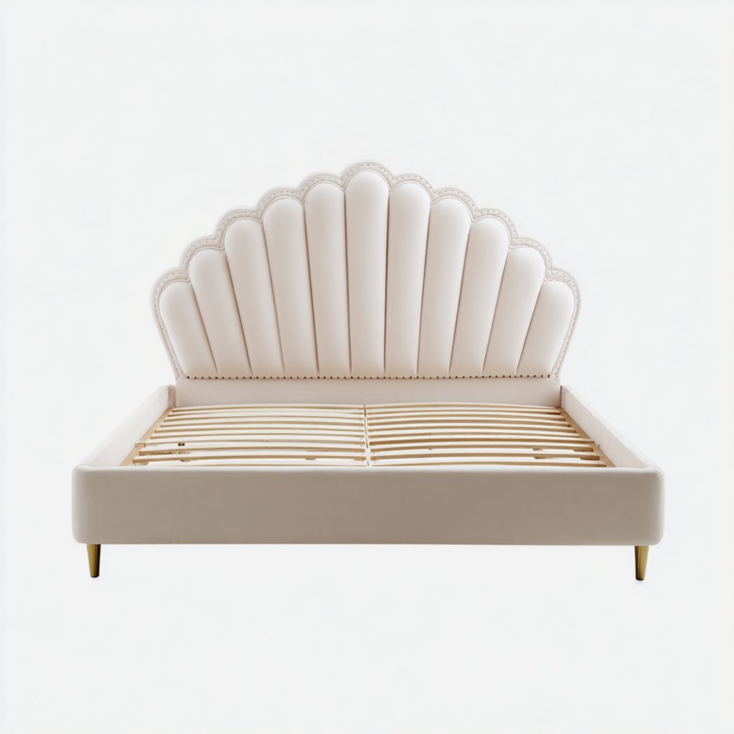 Cadre de lit rembourré rose clair avec tête de lit en forme d’éventail et pieds coniques dorés